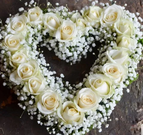 Composizione floreale a cuore di rose bianche