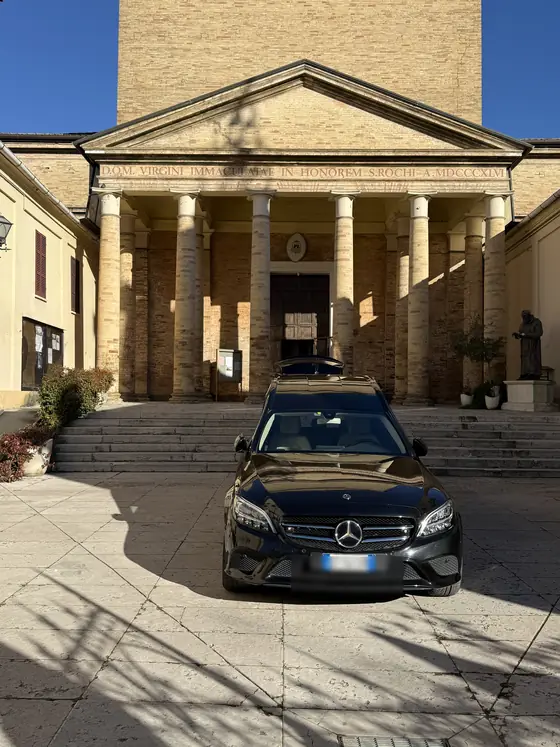 Auto funebre davanti al sagrato della chiesa prima del funerale